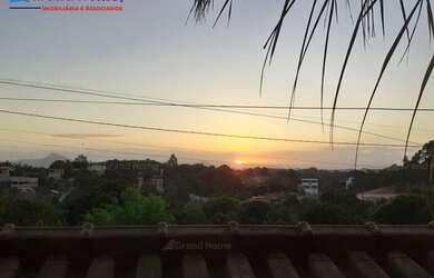 Imagem: A casa possui 5 Dormitórios, 2 Banheiros, 4 Vagas na garagem