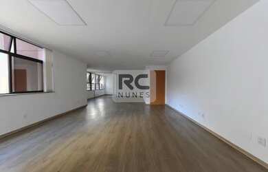 Imagem: O depósito possui 3 Vagas na garagem, 275m² de Área e está