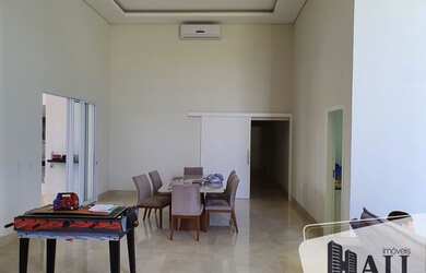 Imagem: A casa em condomínio possui 4 Dormitórios, 5 Banheiros, 3