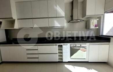 Imagem: A casa possui 3 Dormitórios, 1 Banheiro, 5 Vagas na garagem