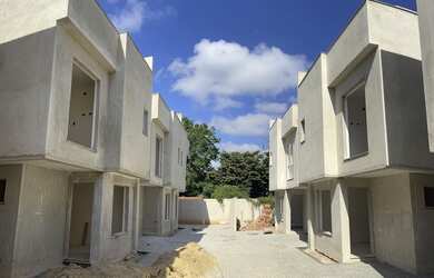 Imagem: A casa possui 3 Dormitórios, 3 Banheiros, 2 Vagas na garagem