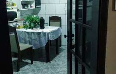 Imagem: A casa possui 2 Dormitórios, 1 Banheiro, 1 Vaga na garagem