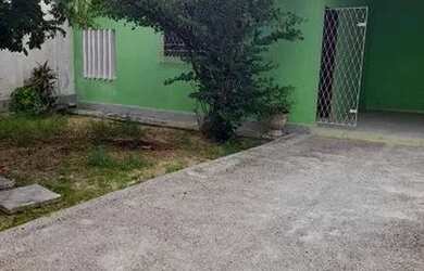 Imagem: A casa possui 3 Dormitórios, 1 Banheiro, 2 Vagas na garagem