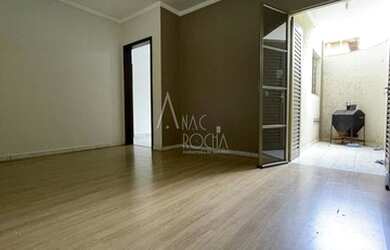 Imagem: O apartamento possui 3 Dormitórios, 1 Banheiro, 1 Vaga na garagem