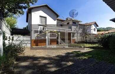 Imagem: A casa possui 4 Dormitórios, 4 Banheiros, 4 Vagas na garagem