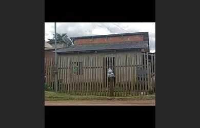 Imagem: A casa possui 1 Dormitório, 1 Banheiro, 1 Vaga na garagem