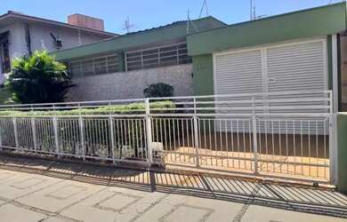 Imagem: A casa possui 3 Dormitórios, 3 Banheiros, 2 Vagas na garagem