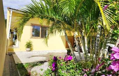 Imagem: A casa possui 3 Dormitórios, 2 Banheiros, 1 Vaga na garagem