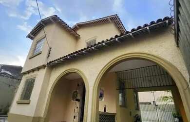 Imagem: A casa possui 5 Dormitórios, 3 Banheiros, 5 Vagas na garagem