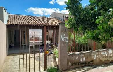 Imagem: A casa possui 3 Dormitórios, 1 Banheiro, 1 Vaga na garagem