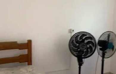 Imagem: A casa possui 2 Dormitórios, Acomodam 8 pessoas e 2 Vagas na