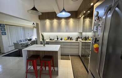 Imagem: A casa possui 4 Dormitórios, 4 Banheiros, 5 Vagas na garagem