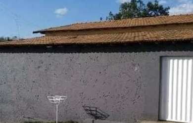 Imagem: A casa possui 3 Dormitórios, 2 Banheiros, 4 Vagas na garagem