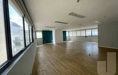 Imagem: O depósito possui 2 Vagas na garagem, 102m² de Área e está