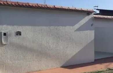 Imagem: A casa possui 3 Dormitórios, 2 Banheiros, 4 Vagas na garagem