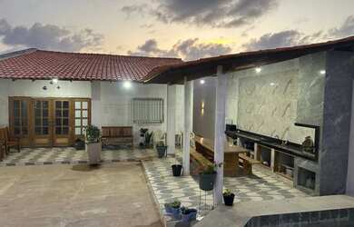 Imagem: A casa possui 3 Dormitórios, Acomodam 20 pessoas, 3 Vagas na