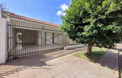 Imagem: A casa possui 3 Dormitórios, 3 Banheiros, 2 Vagas na garagem