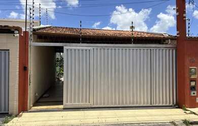 Imagem: A casa possui 2 Dormitórios, 4 Vagas na garagem, 192m² de