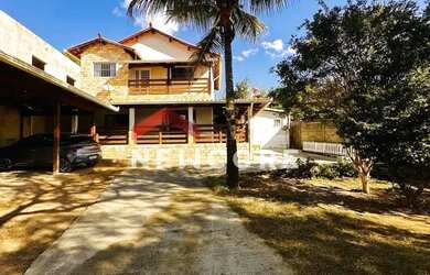 Imagem: A casa possui 4 Dormitórios, 4 Banheiros, 5 Vagas na garagem