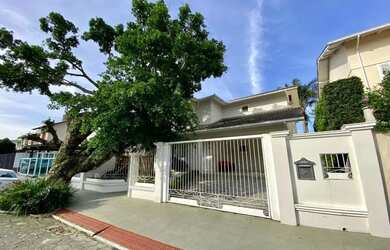 Imagem: A casa em condomínio possui 4 Dormitórios, 4 Banheiros, 2