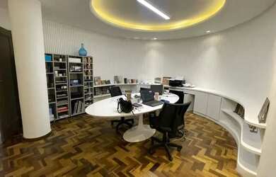 Imagem: O depósito possui 2 Vagas na garagem e 284m² de Área e está