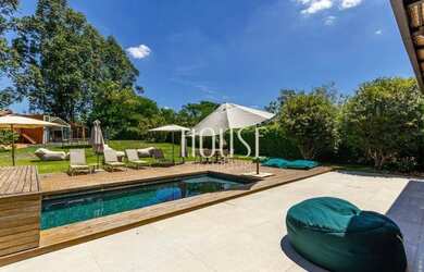 Imagem: A casa em condomínio possui 5 Dormitórios, 5 Banheiros, 4