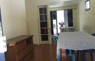 Imagem 2: Ampla casa de rua linear composta de sala com varios divisorias sotao...