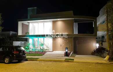 Imagem: A casa em condomínio possui 4 Dormitórios, 5 Banheiros, 2