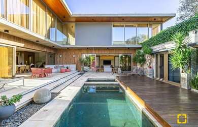 Imagem: A casa em condomínio possui 4 Dormitórios, 5 Banheiros, 5