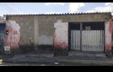 Imagem: A casa possui 3 Dormitórios, 2 Banheiros, 1 Vaga na garagem