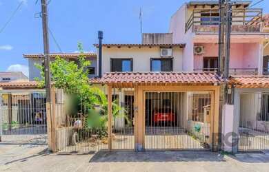 Imagem: A casa possui 3 Dormitórios, 3 Banheiros, 2 Vagas na garagem