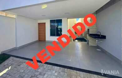 Imagem: A casa possui 3 Dormitórios, 1 Banheiro, 2 Vagas na garagem