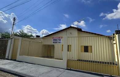 Imagem: A casa possui 3 Dormitórios, 2 Banheiros, 4 Vagas na garagem