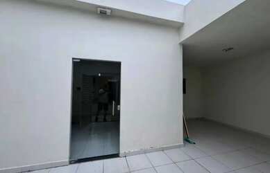 Imagem: A casa possui 2 Dormitórios, 1 Banheiro, 1 Vaga na garagem
