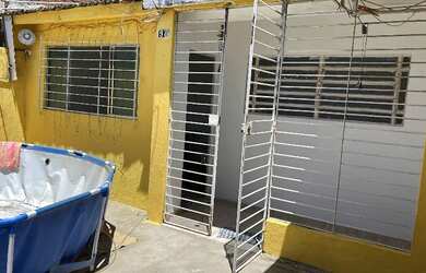 Imagem: A casa possui 3 Dormitórios, 1 Banheiro, 2 Vagas na garagem