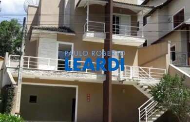 Imagem: A casa em condomínio possui 4 Dormitórios, 5 Banheiros, 4