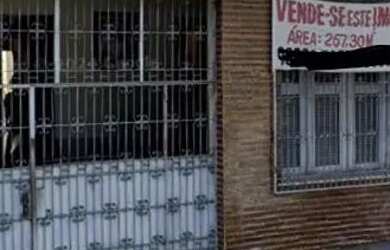 Imagem: A casa possui 4 Dormitórios, 3 Banheiros, 1 Vaga na garagem