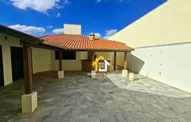 Imagem: A casa possui 3 Dormitórios, 1 Banheiro, 2 Vagas na garagem