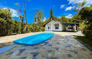 Imagem: A casa possui 4 Dormitórios, 5 Banheiros, 5 Vagas na garagem