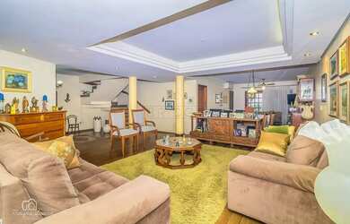 Imagem: A casa possui 4 Dormitórios, 3 Banheiros, 4 Vagas na garagem