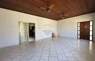 Imagem: A casa possui 2 Dormitórios, 2 Banheiros, 170m² de Área