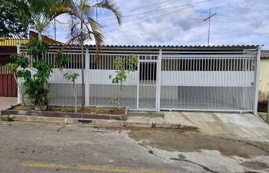 Imagem: A casa possui 2 Dormitórios, 3 Banheiros, 3 Vagas na garagem