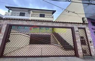 Imagem: A casa possui 4 Dormitórios, 4 Banheiros, 4 Vagas na garagem