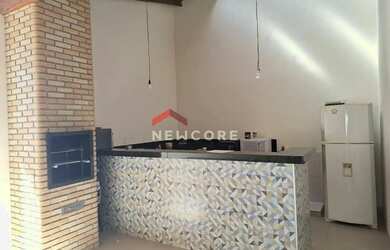 Imagem: A casa possui 3 Dormitórios, 3 Banheiros, 2 Vagas na garagem