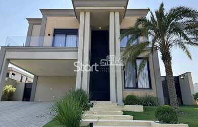 Imagem: A casa em condomínio possui 4 Dormitórios, 4 Banheiros, 4