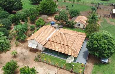 Imagem: A fazenda está localizado em Campina Verde, MG à venda por