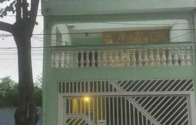 Imagem: A casa possui 3 Dormitórios, 4 Banheiros, 2 Vagas na garagem