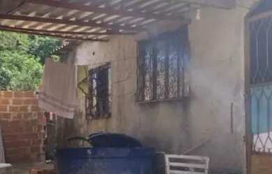 Imagem: A casa possui 2 Dormitórios, 2 Banheiros, 1 Vaga na garagem