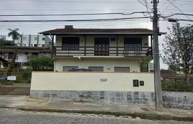 Imagem: A casa possui 3 Dormitórios, 3 Banheiros, 2 Vagas na garagem