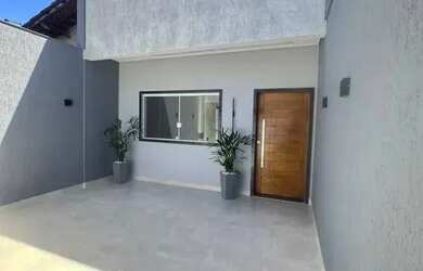 Imagem: A casa possui 3 Dormitórios, 2 Banheiros, 2 Vagas na garagem